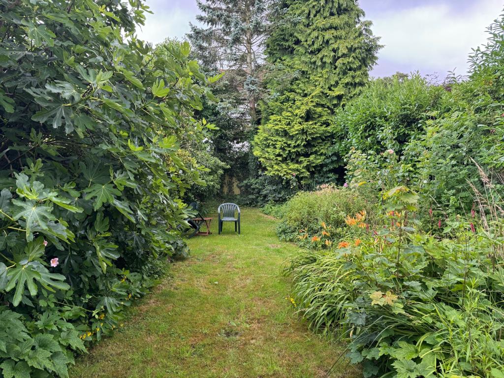 Lot: 81 - PERIOD VILLAGE PROPERTY ARRANGED AS TWO FLATS WITH POTENTIAL - Rear garden